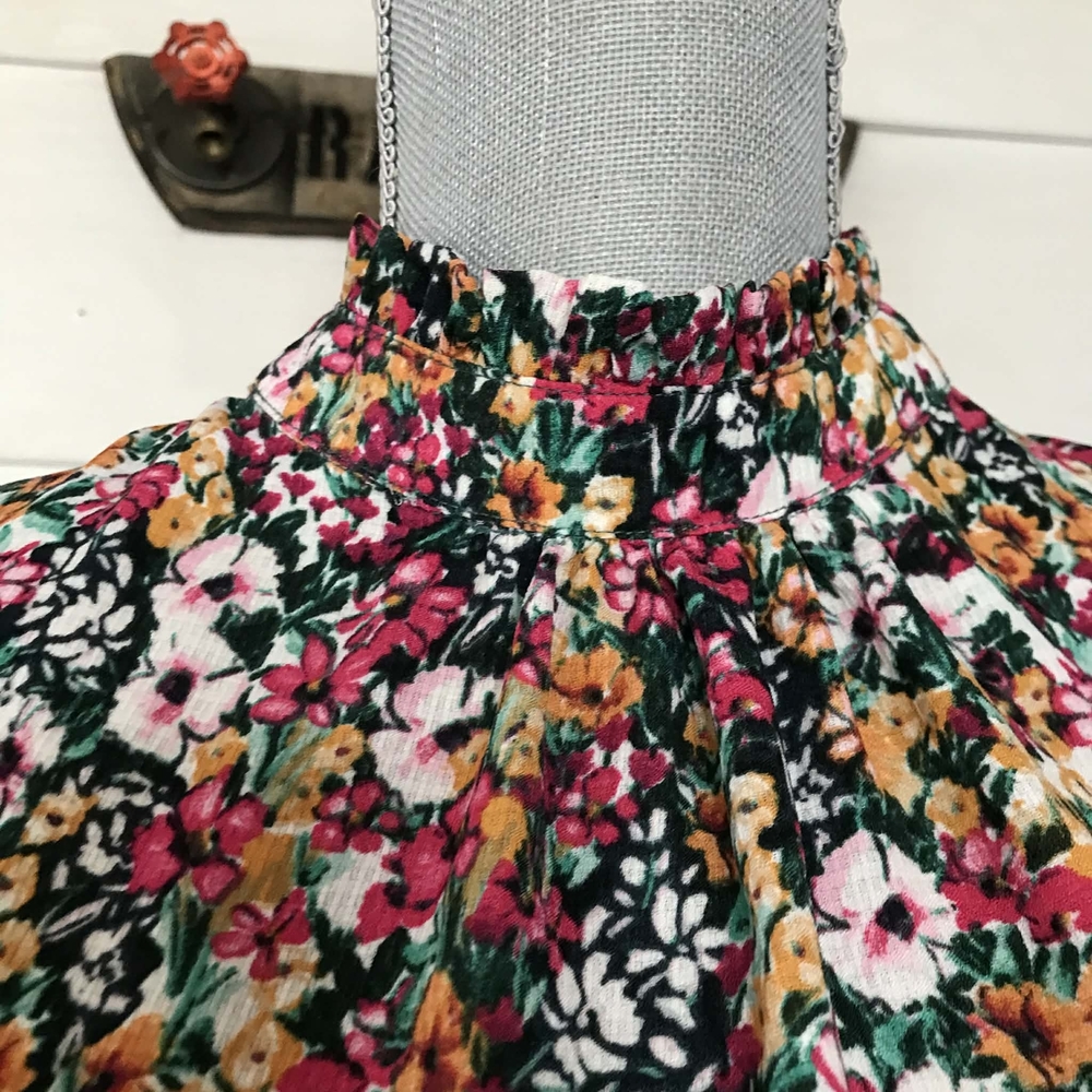 Voy Floral Themed Short Sleeve Mock Neck Blouse Womens Size Small - Picture 4 of 7